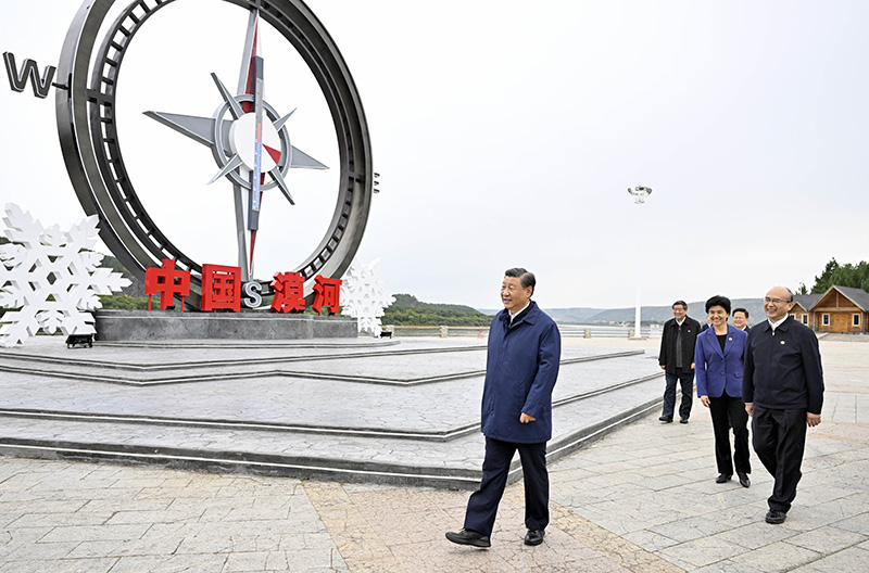 9月6日至8日，中共中央总书记、国家主席、中央军委主席习近平在黑龙江考察。这是6日下午，习近平在大兴安岭地区漠河市北极村考察。
