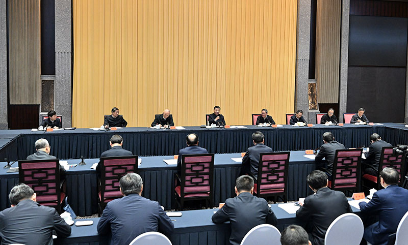 11月30日上午，中共中央总书记、国家主席、中央军委主席习近平在上海主持召开深入推进长三角一体化发展座谈会并发表重要讲话。