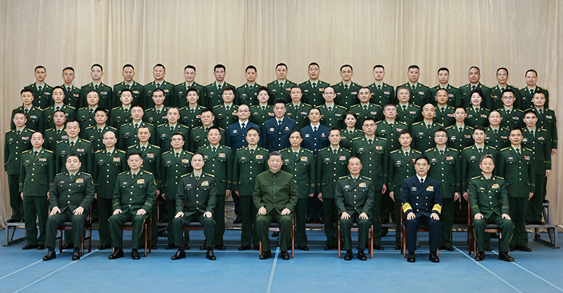 11月29日，中共中央总书记、国家主席、中央军委主席习近平到武警海警总队东海海区指挥部视察。这是习近平亲切接见东海海区指挥部有关同志，同大家合影留念。