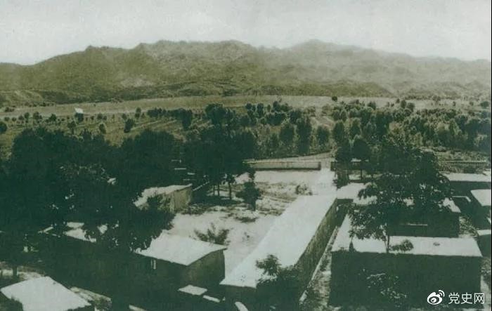 1948年5月，中共中央和人民解放军总部由陕北迁到河北平山县西柏坡。图为中央领导人办公处所俯瞰。